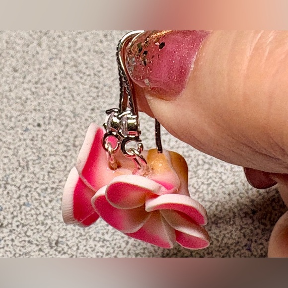 2/22 Hawaiian flower Pink and White polymer clay Earrings - Picture 4 of 9